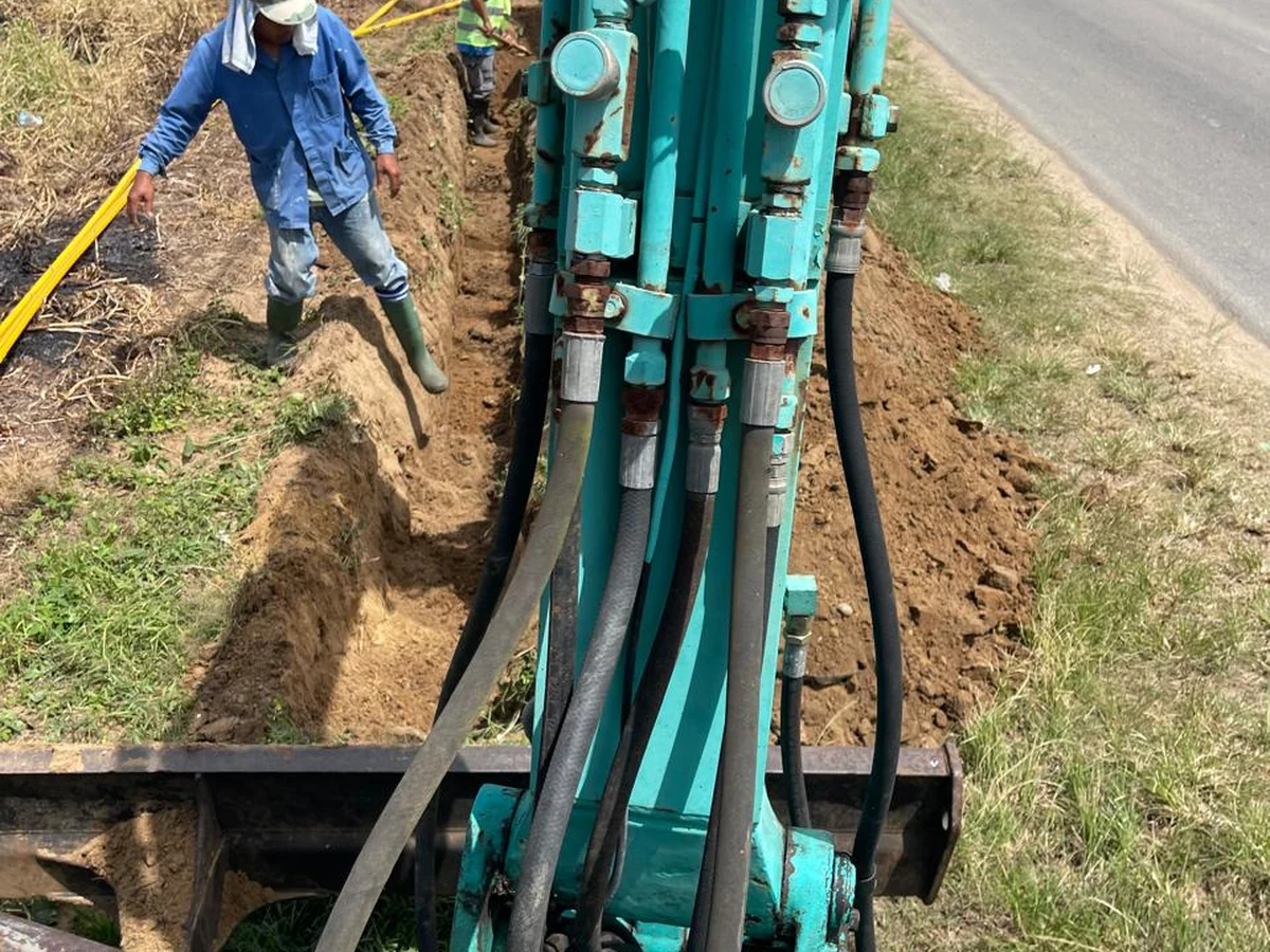 Mini-graafmachine tijdens infrastructurele werkzaamheden