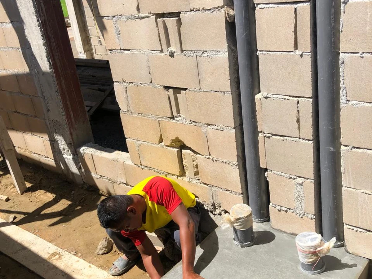 Mantelbuizen en doorvoeren aan een gebouw in uitvoering