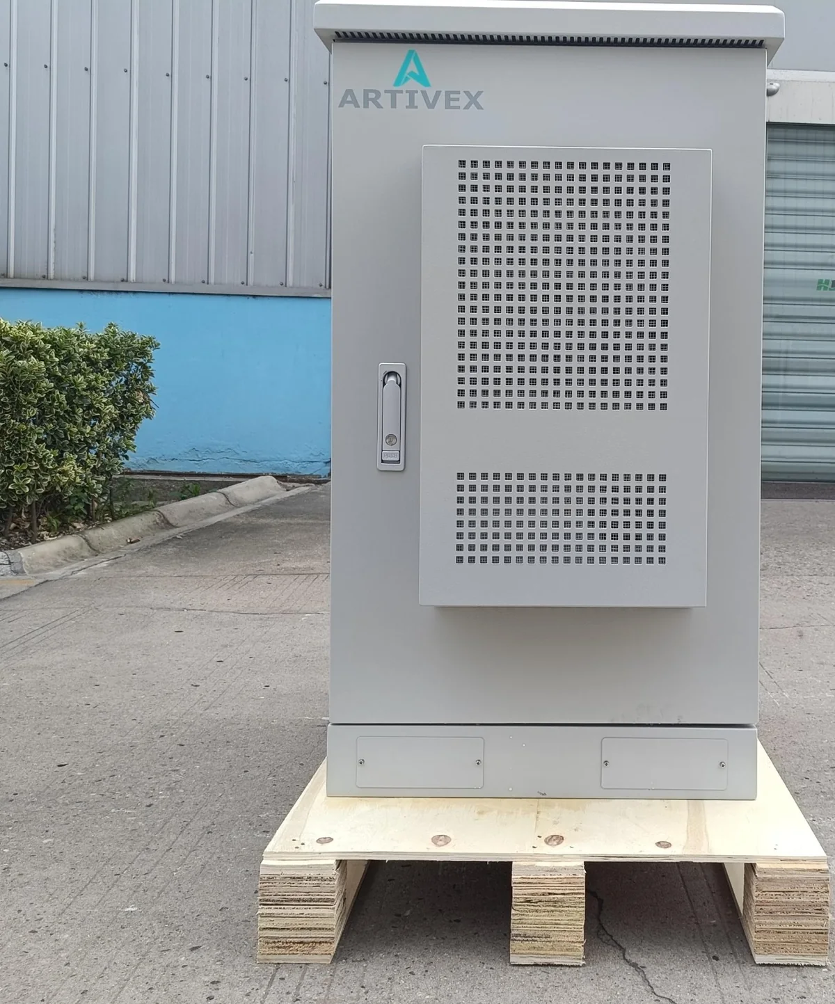Outdoor network cabinet