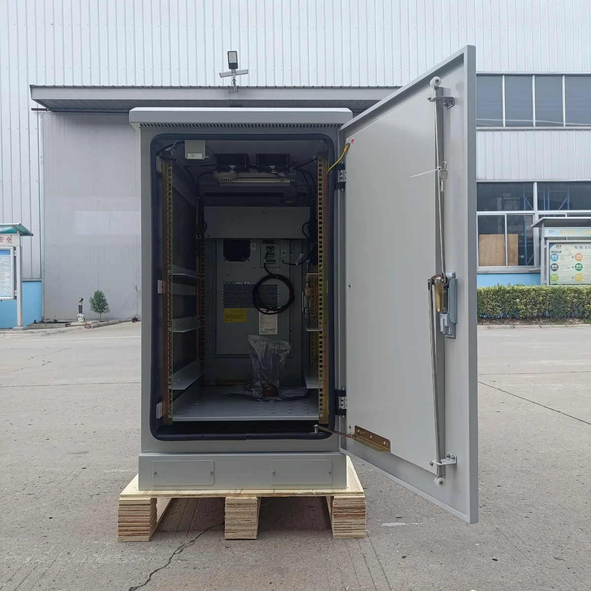 Outdoor network cabinet interior